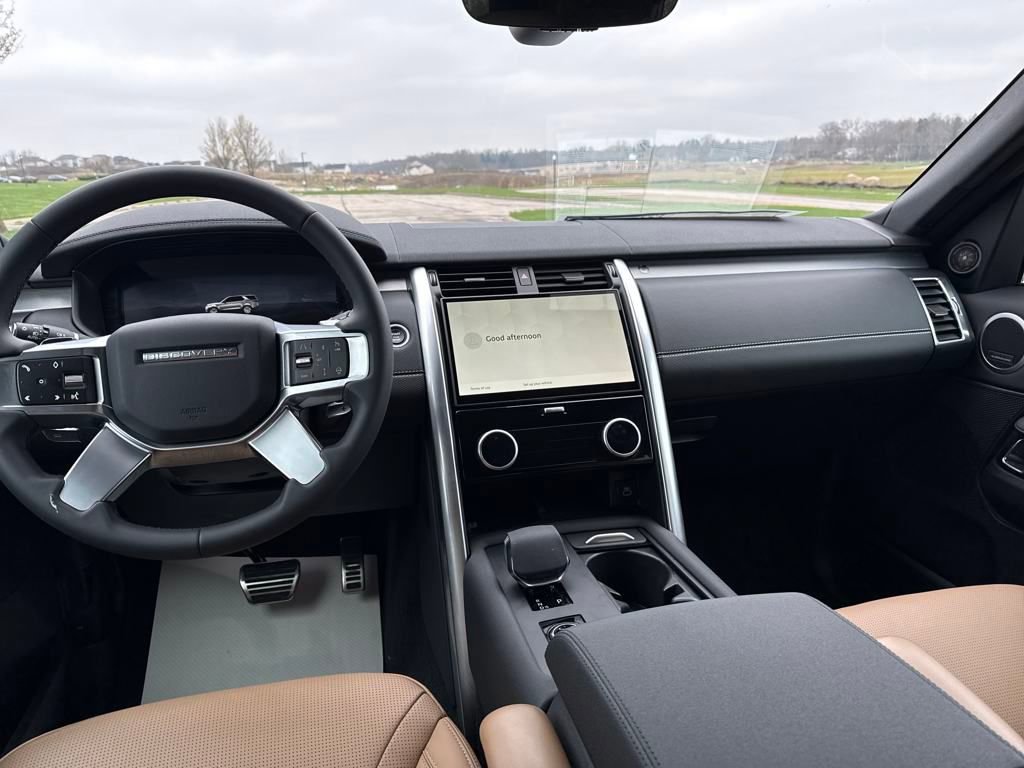 New 2024 Land Rover Discovery Dynamic SE image 10