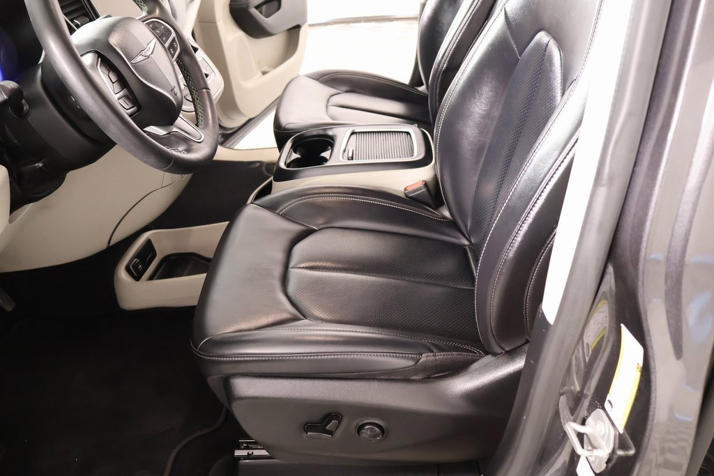 Used 2023 Chrysler Pacifica Touring-L image 10