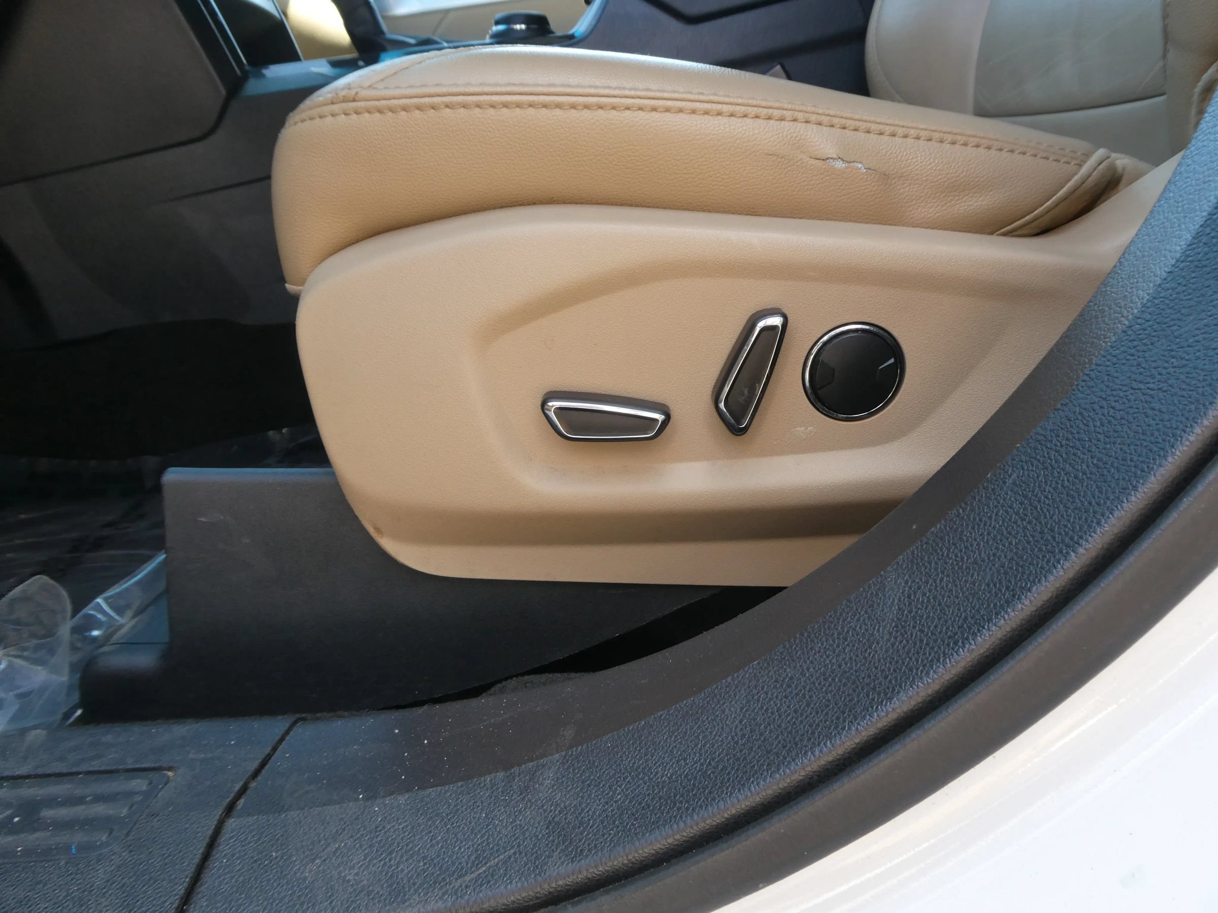 Used 2016 Ford Explorer XLT w/ Equipment Group 202A AWD/4WD image 15