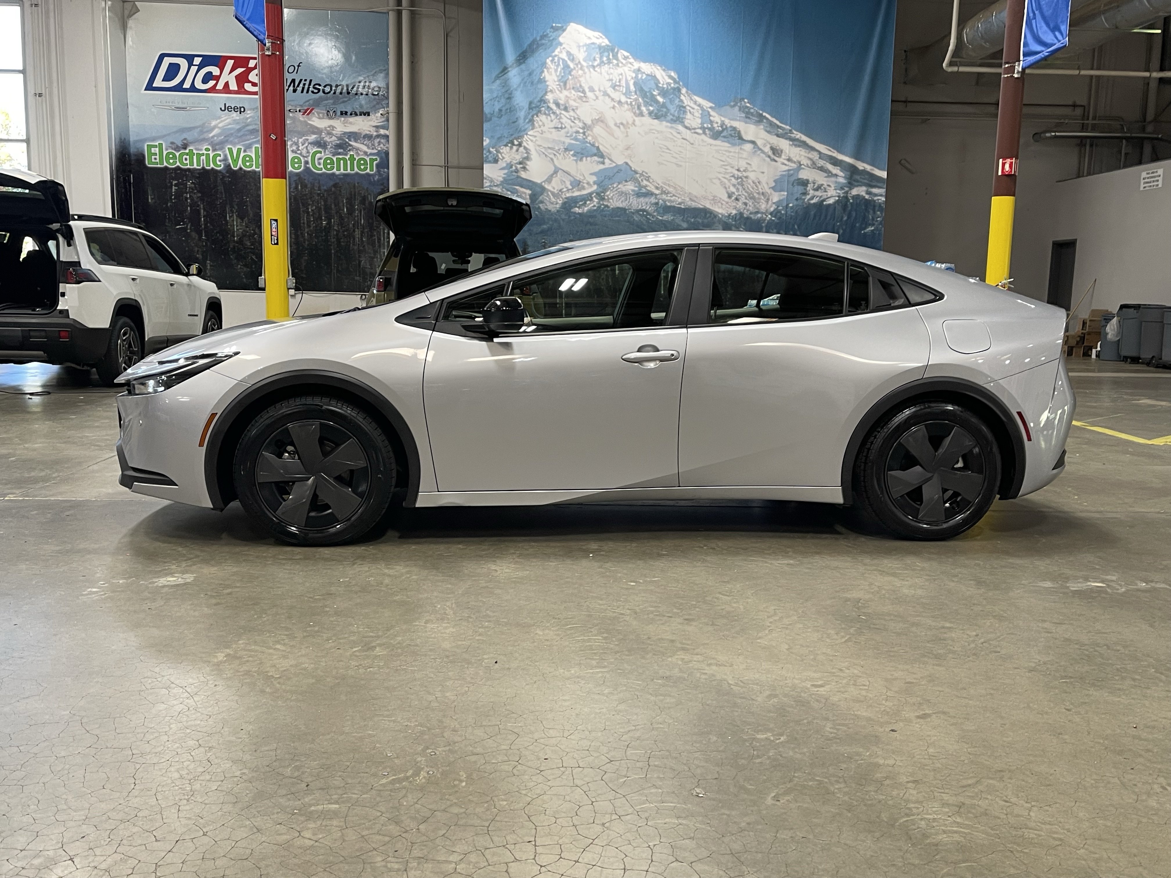 Used 2025 Toyota Prius LE FWD image 2
