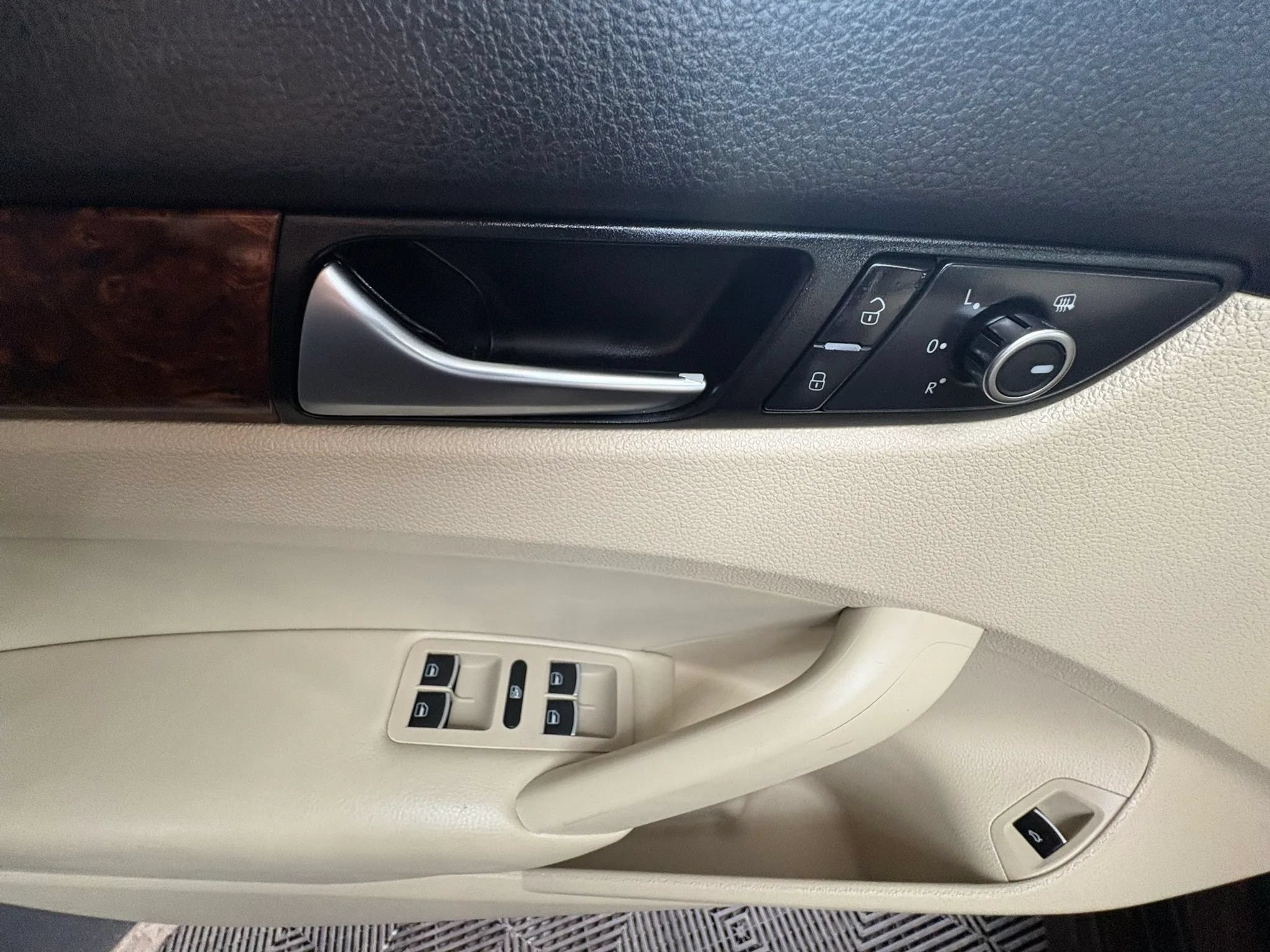Used 2013 Volkswagen Passat TDI SEL Premium FWD image 16