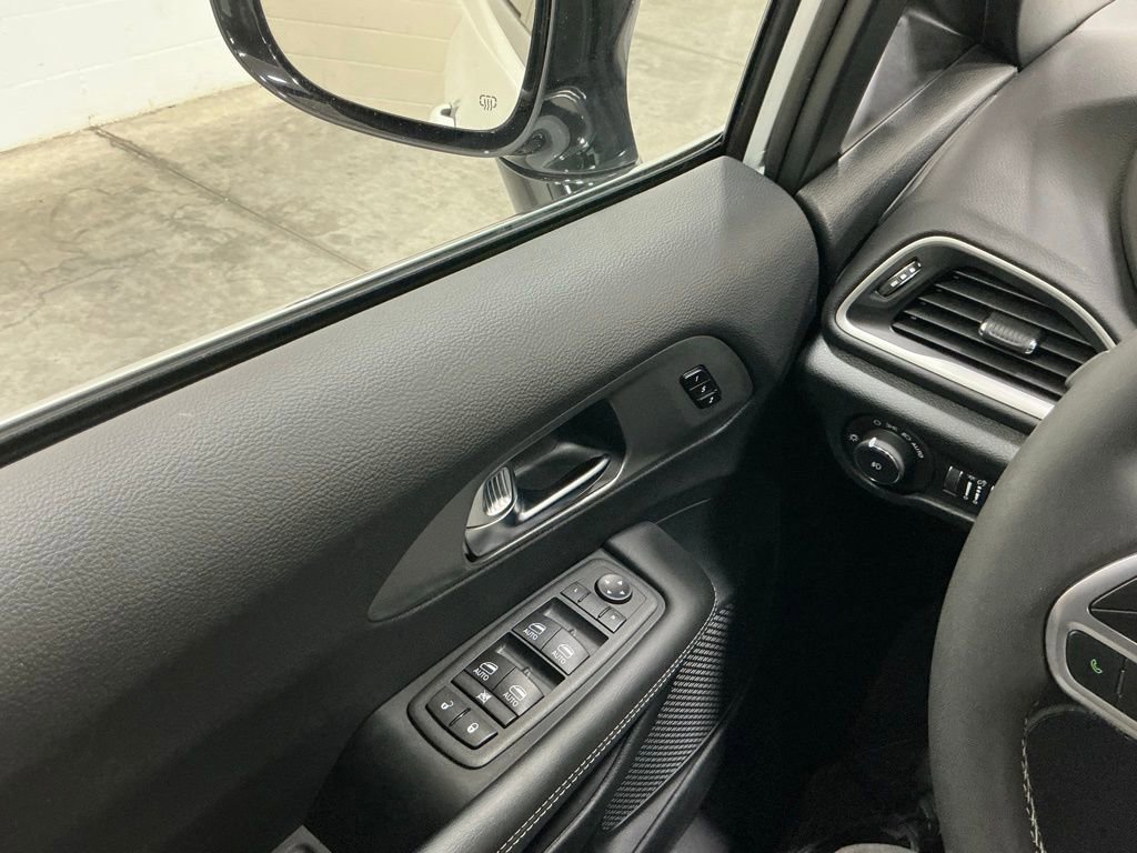 Used 2025 Chrysler Pacifica Select image 14