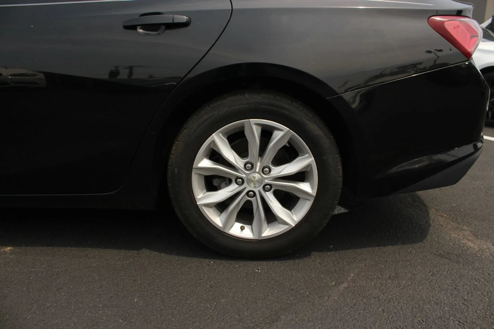Used 2019 Chevrolet Malibu LT FWD image 4