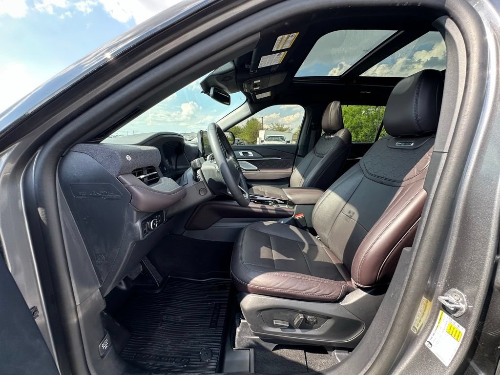 Used 2025 Ford Explorer Platinum w/ Ultimate Package AWD/4WD image 2