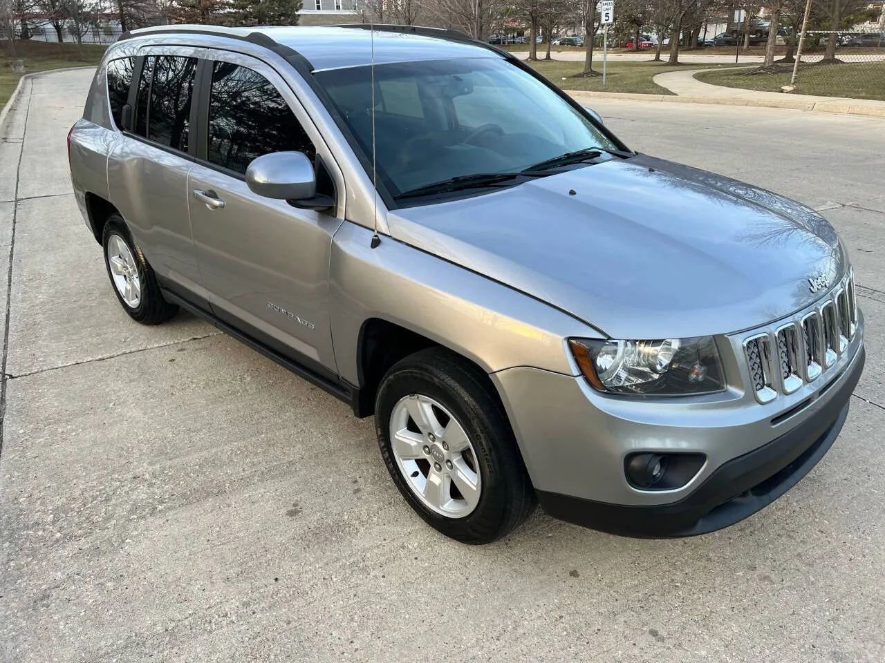 Used 2017 Jeep Compass Latitude image 12