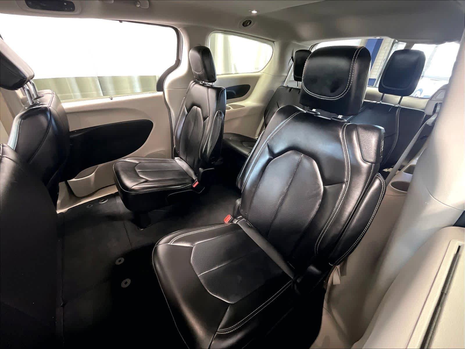 Used 2023 Chrysler Pacifica Touring-L FWD image 15