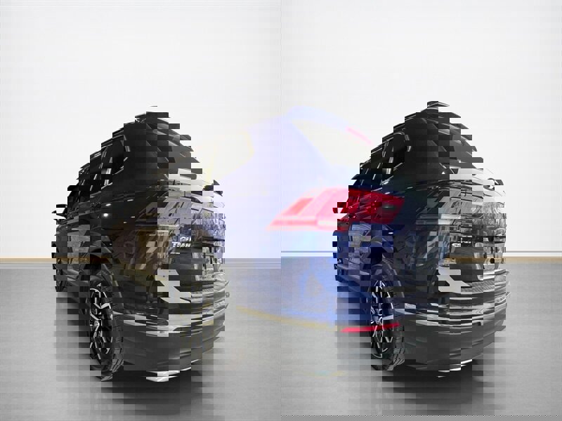 Used 2021 Volkswagen Tiguan SE w/ Panoramic Sunroof Package AWD/4WD image 6