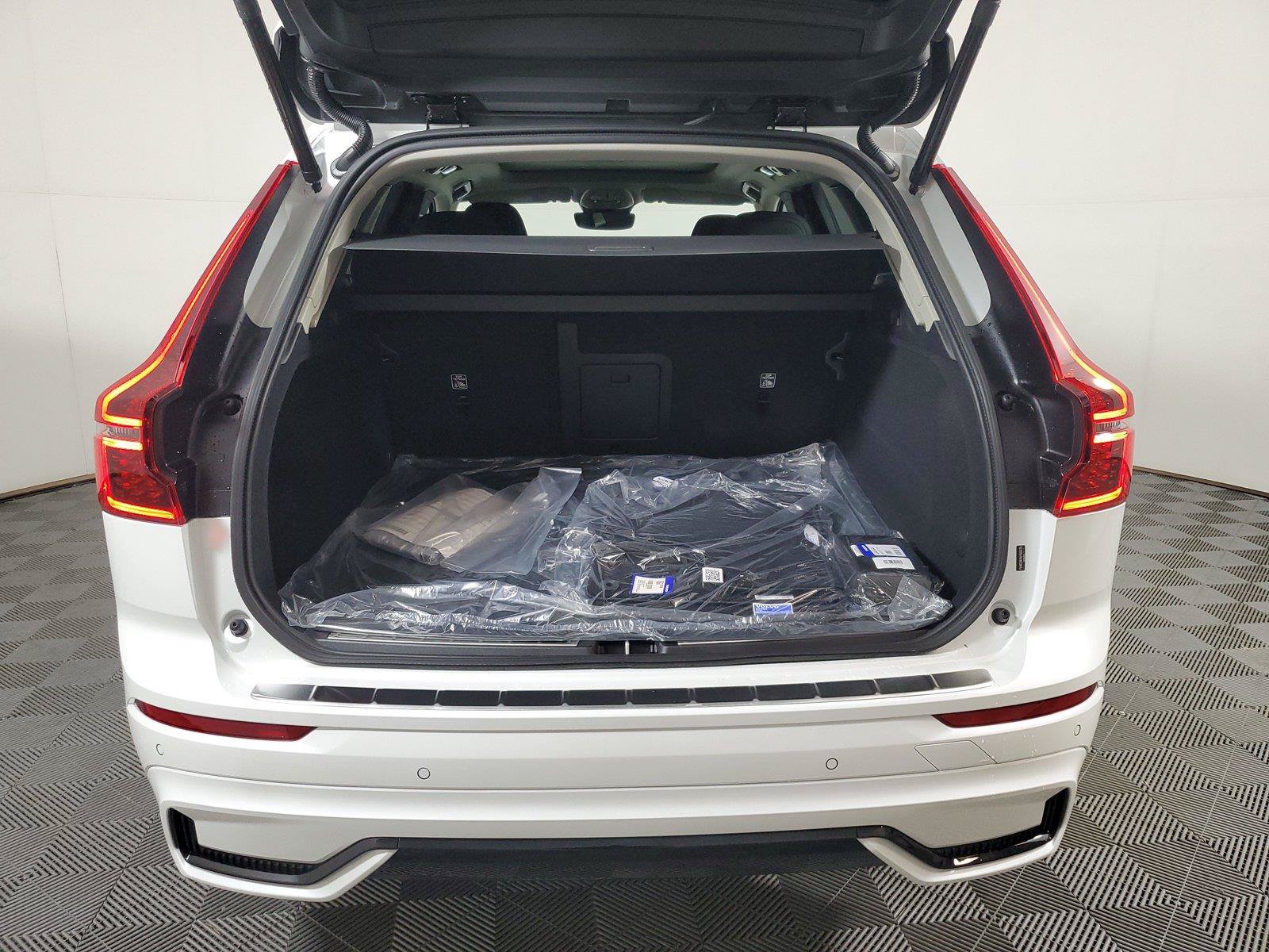 New 2027 Volvo XC60 B5 Plus AWD/4WD image 9
