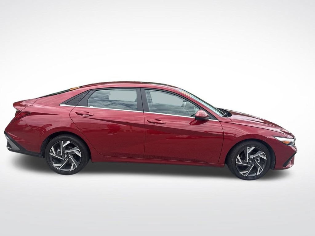 Used 2025 Hyundai Elantra SEL FWD image 17