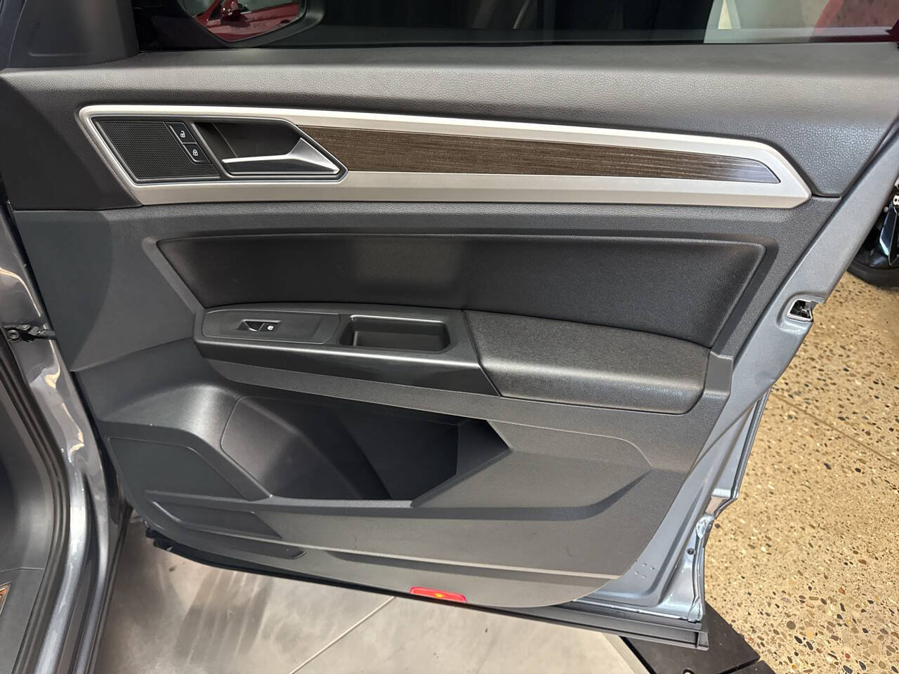 Used 2018 Volkswagen Atlas SEL AWD/4WD image 34