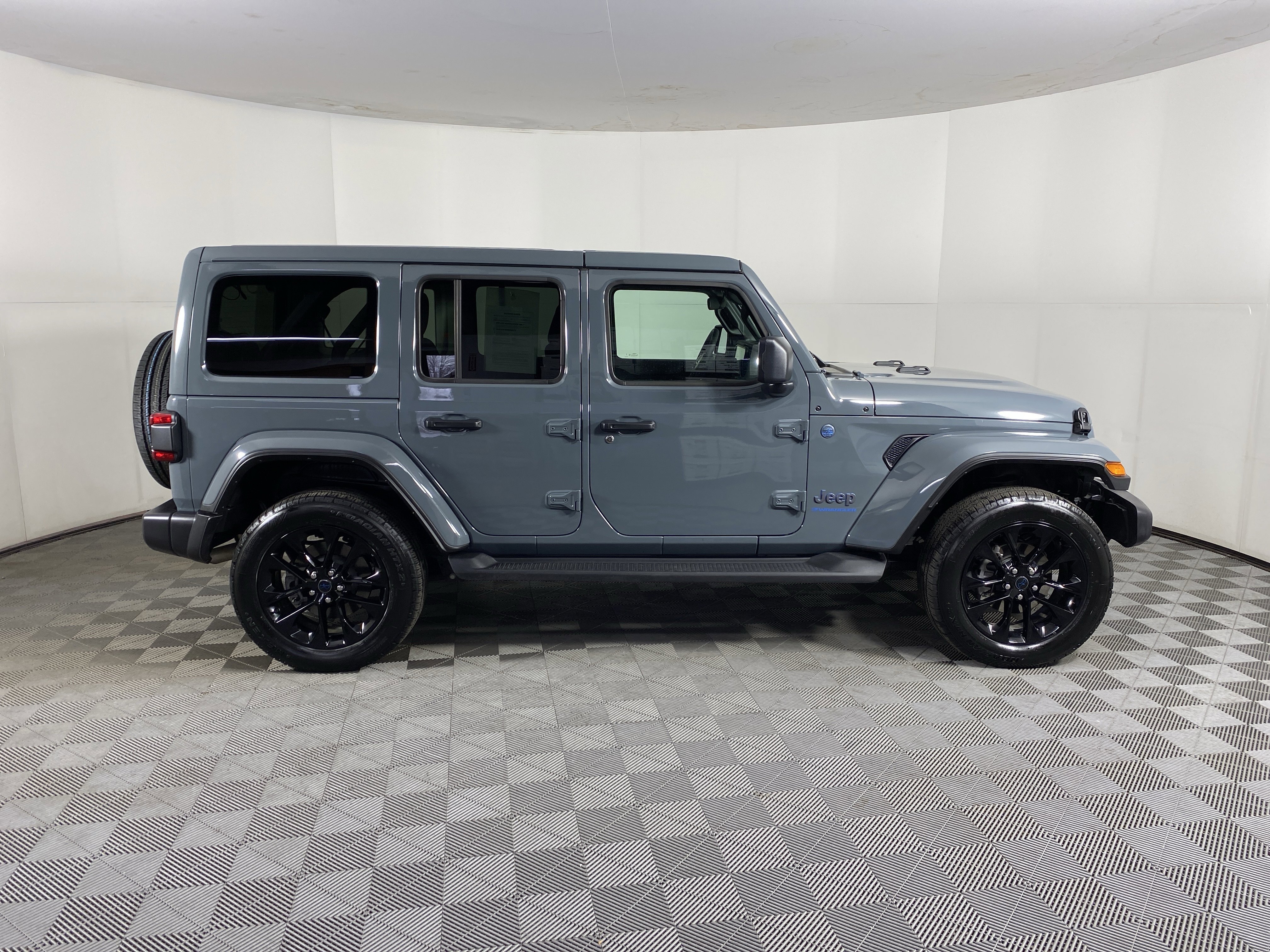Used 2025 Jeep Wrangler Sahara image 6