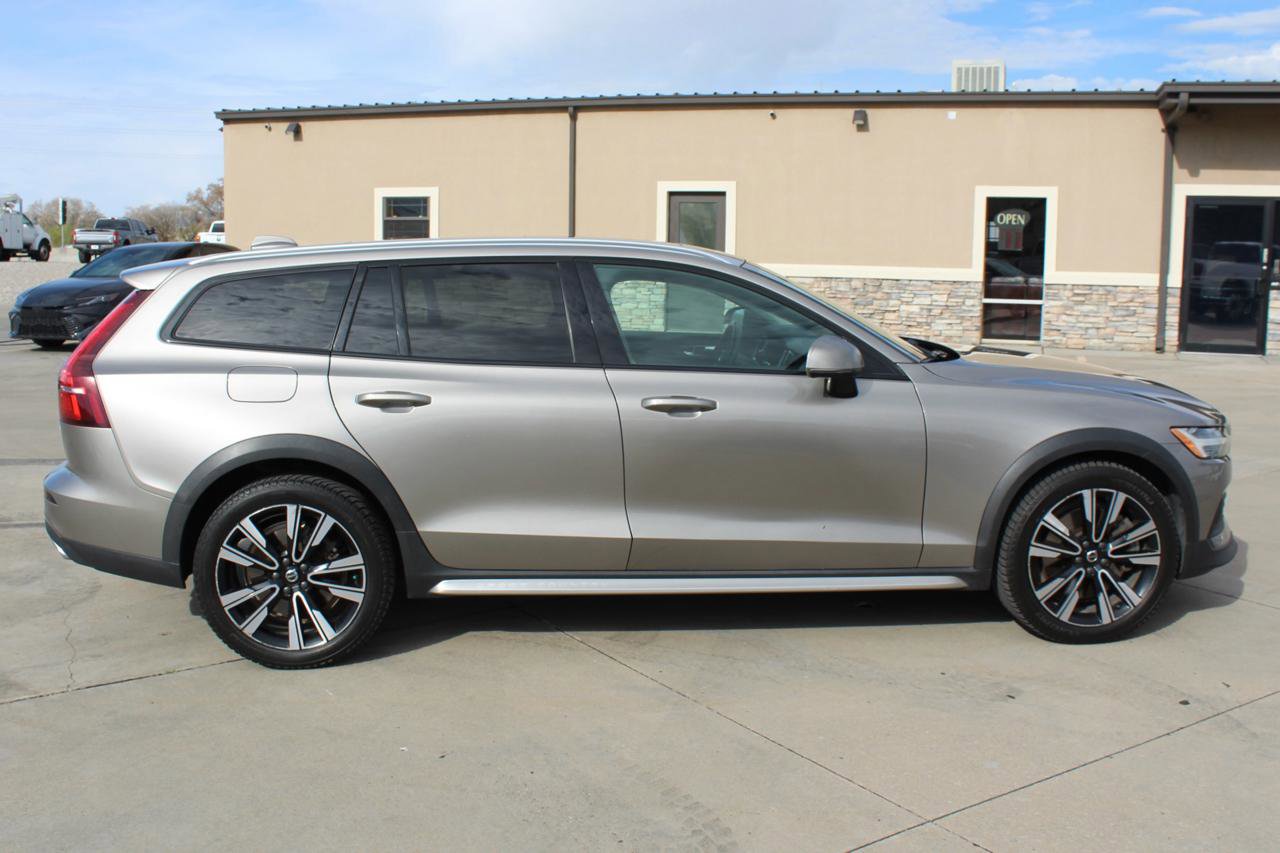 Used 2020 Volvo V60 T5 Cross Country image 6
