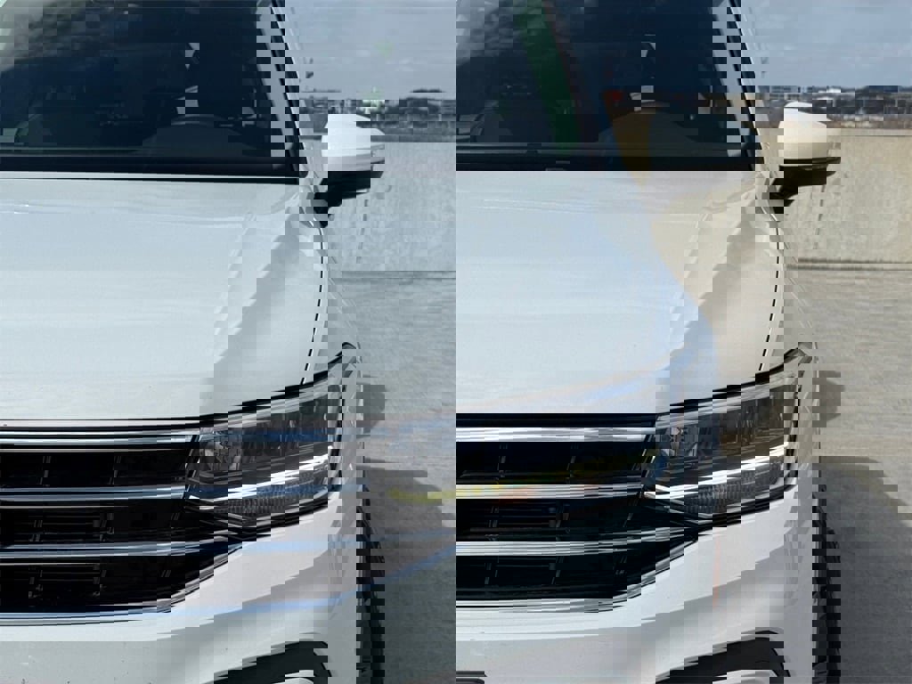 Used 2022 Volkswagen Tiguan SE image 3