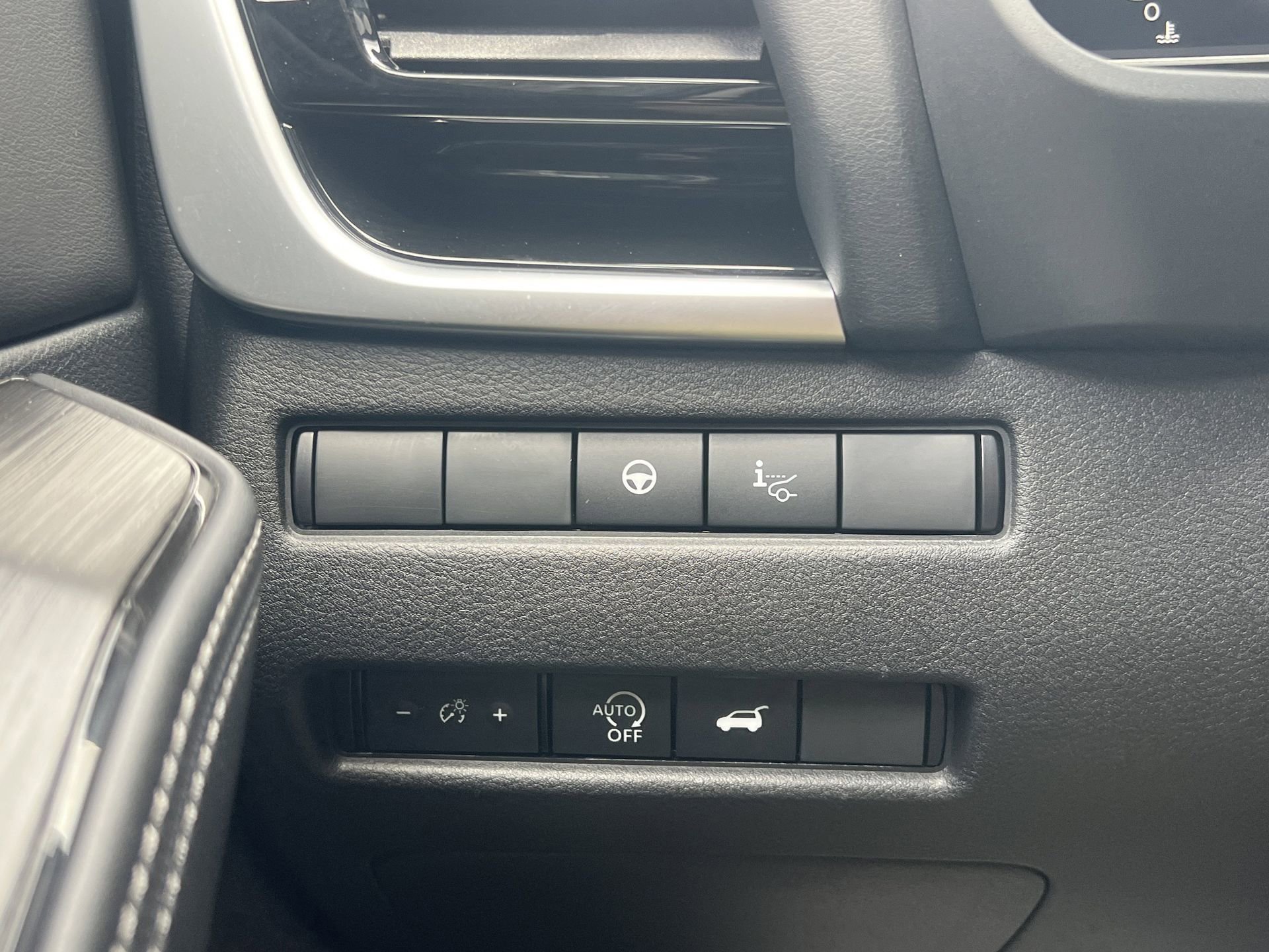 Certified 2025 Nissan Rogue SL w/ Tech Package FWD image 10