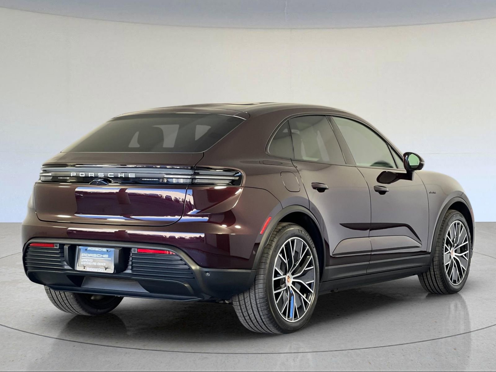 Certified 2025 Porsche Macan Electric image 8