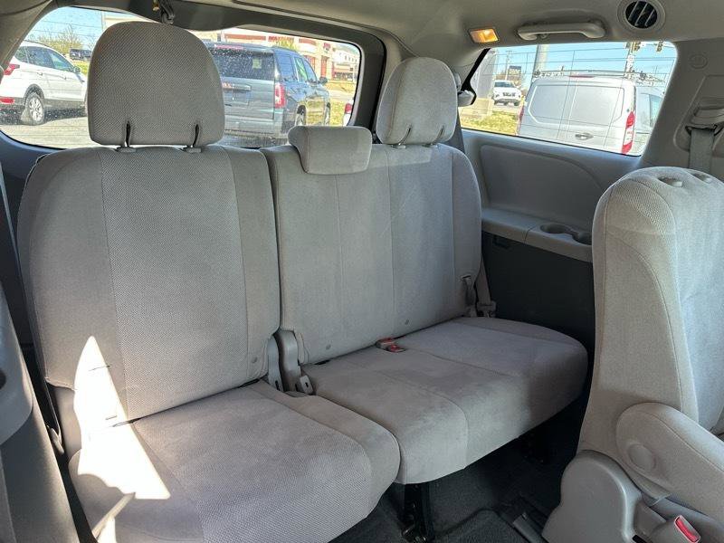 Used 2015 Toyota Sienna L image 6