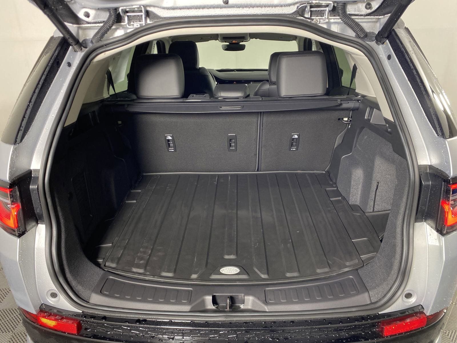 Used 2025 Land Rover Discovery Sport S image 25