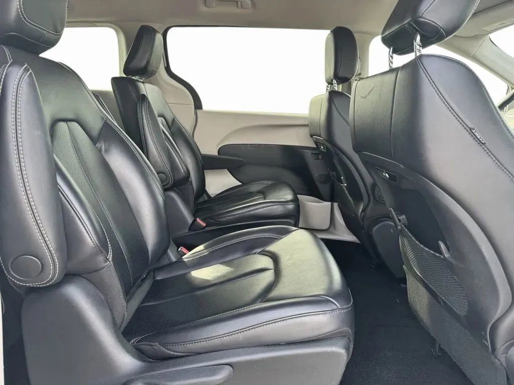 Used 2023 Chrysler Pacifica Touring-L image 16