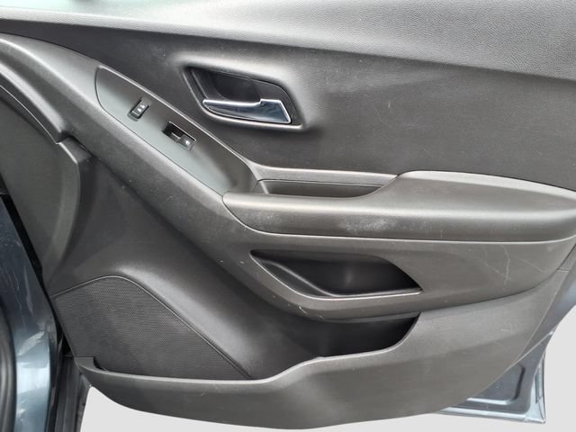 Used 2021 Chevrolet Trax LS w/ Tint and Cruise Package AWD/4WD image 16