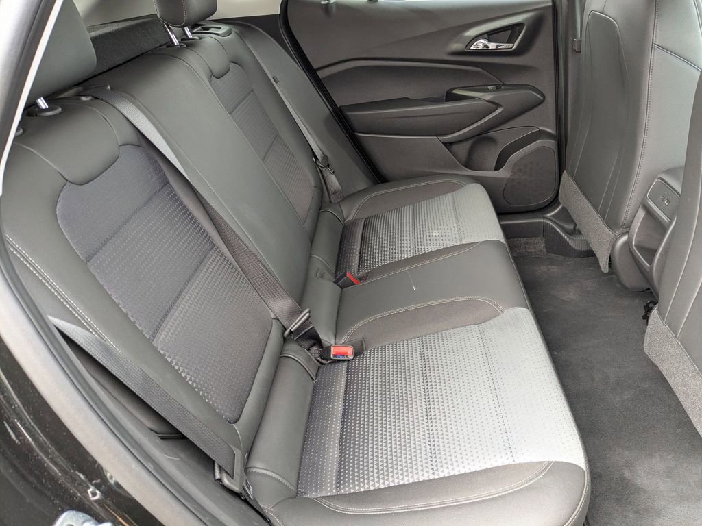 Used 2025 Chevrolet Trax LT w/ LT Convenience Package image 27