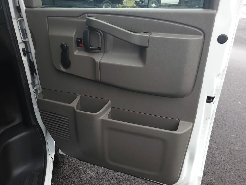 Used 2017 GMC Savana 3500 image 17