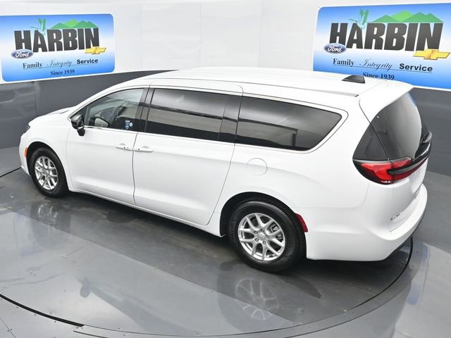 Used 2025 Chrysler Pacifica Select image 26