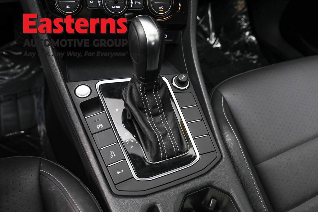 Used 2021 Volkswagen Jetta SE w/ SE Cold Weather Package image 13