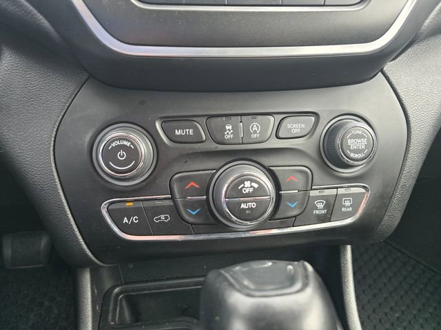 Used 2022 Jeep Cherokee Trailhawk w/ Comfort/Convenience Group AWD/4WD image 19