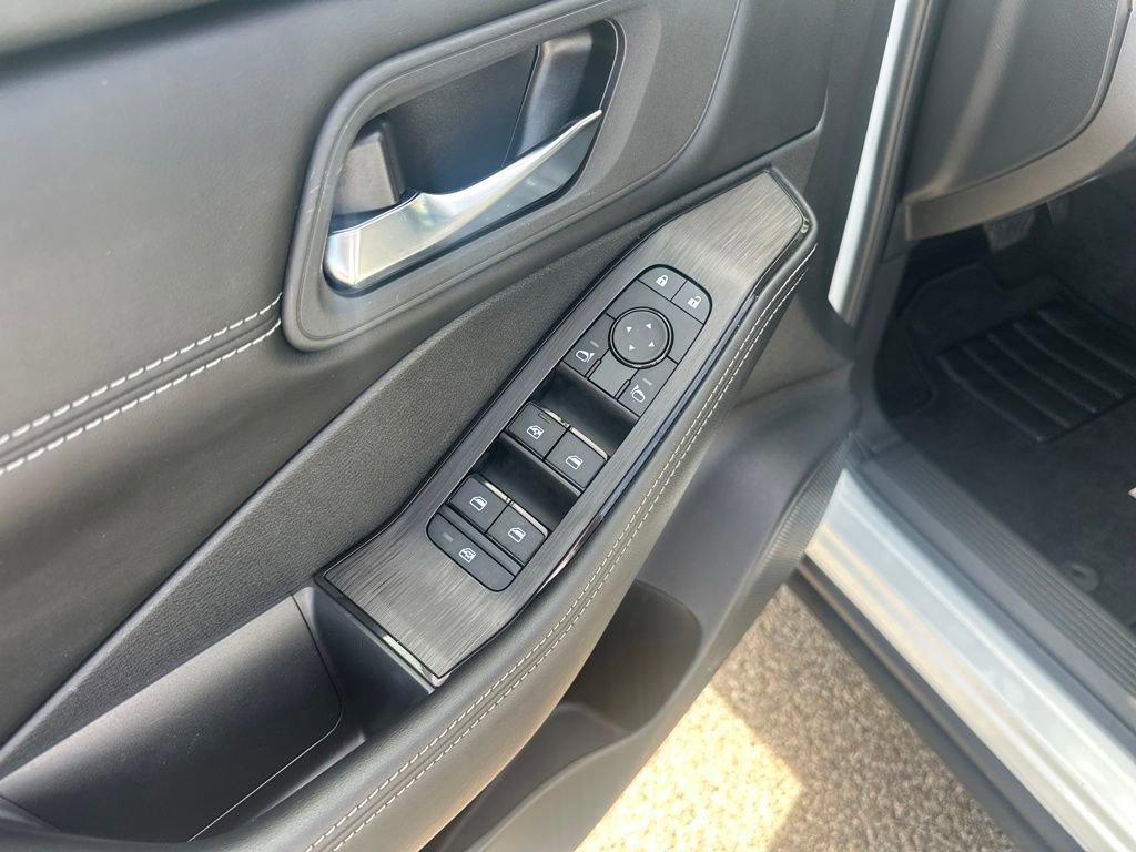 Used 2024 Nissan Rogue SV w/ SV Premium Package image 13