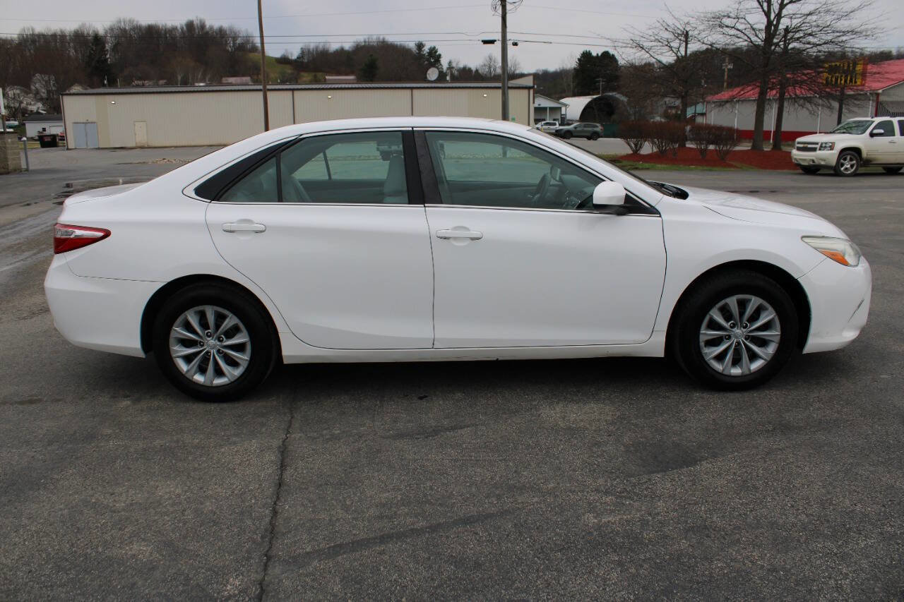 Used 2016 Toyota Camry LE image 6