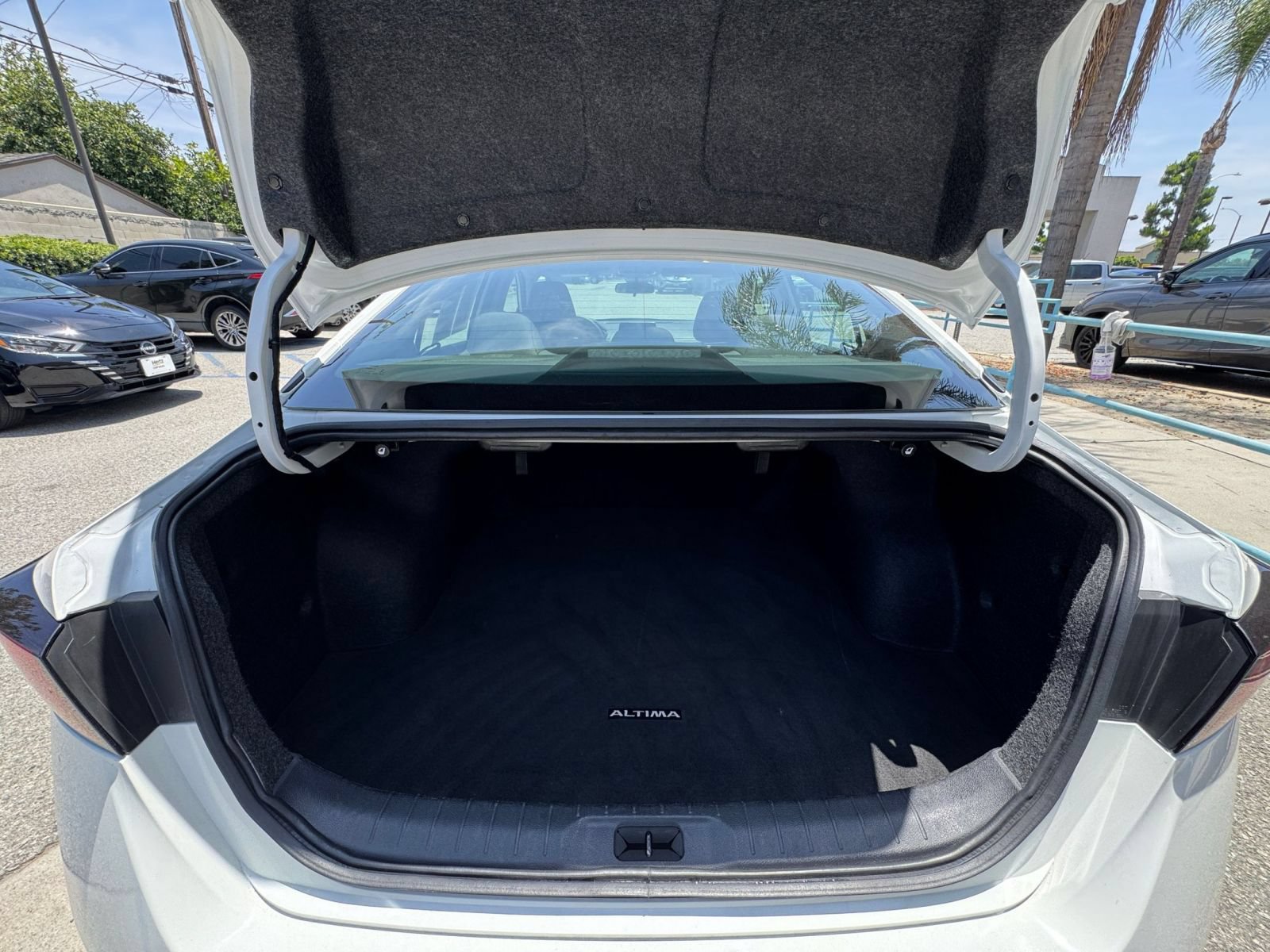 Used 2025 Nissan Altima 2.5 SV FWD image 31