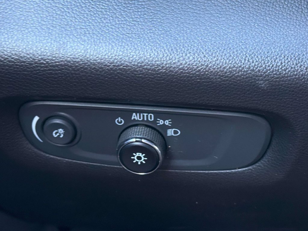 Used 2023 Chevrolet Traverse LS FWD image 19