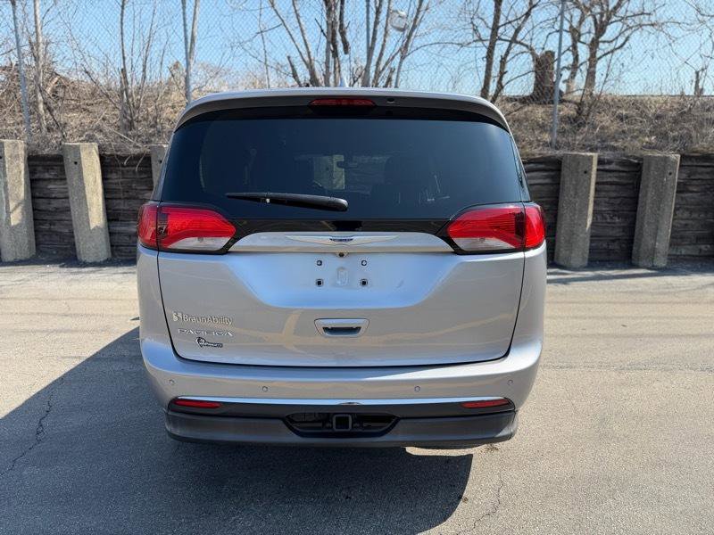 Used 2020 Chrysler Pacifica Touring-L FWD image 38