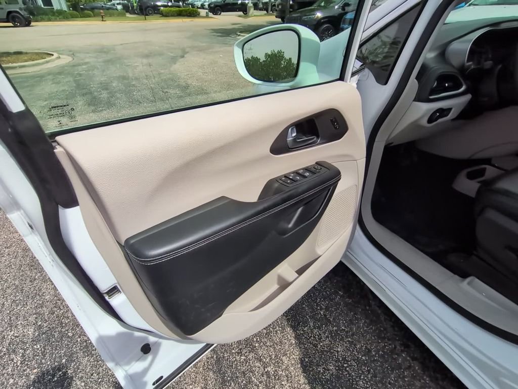 Used 2022 Chrysler Pacifica Touring-L AWD/4WD image 9