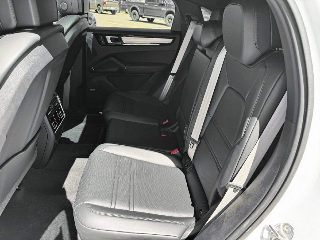 Used 2023 Porsche Cayenne Platinum Edition AWD/4WD image 26
