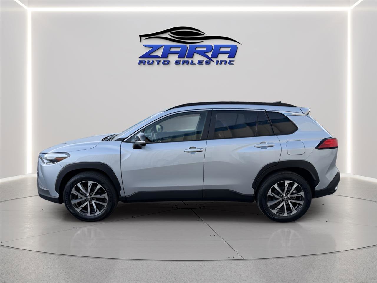 Used 2025 Toyota Corolla Cross XLE image 3