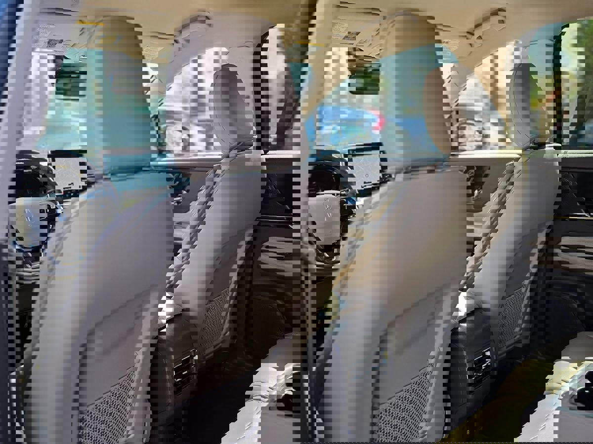 Used 2023 Lincoln Corsair FWD w/ Rear Removable Package Tray image 20