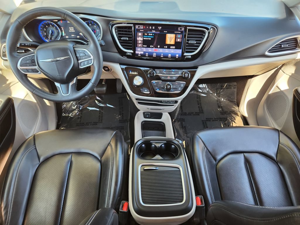 Used 2023 Chrysler Pacifica Touring-L FWD image 16
