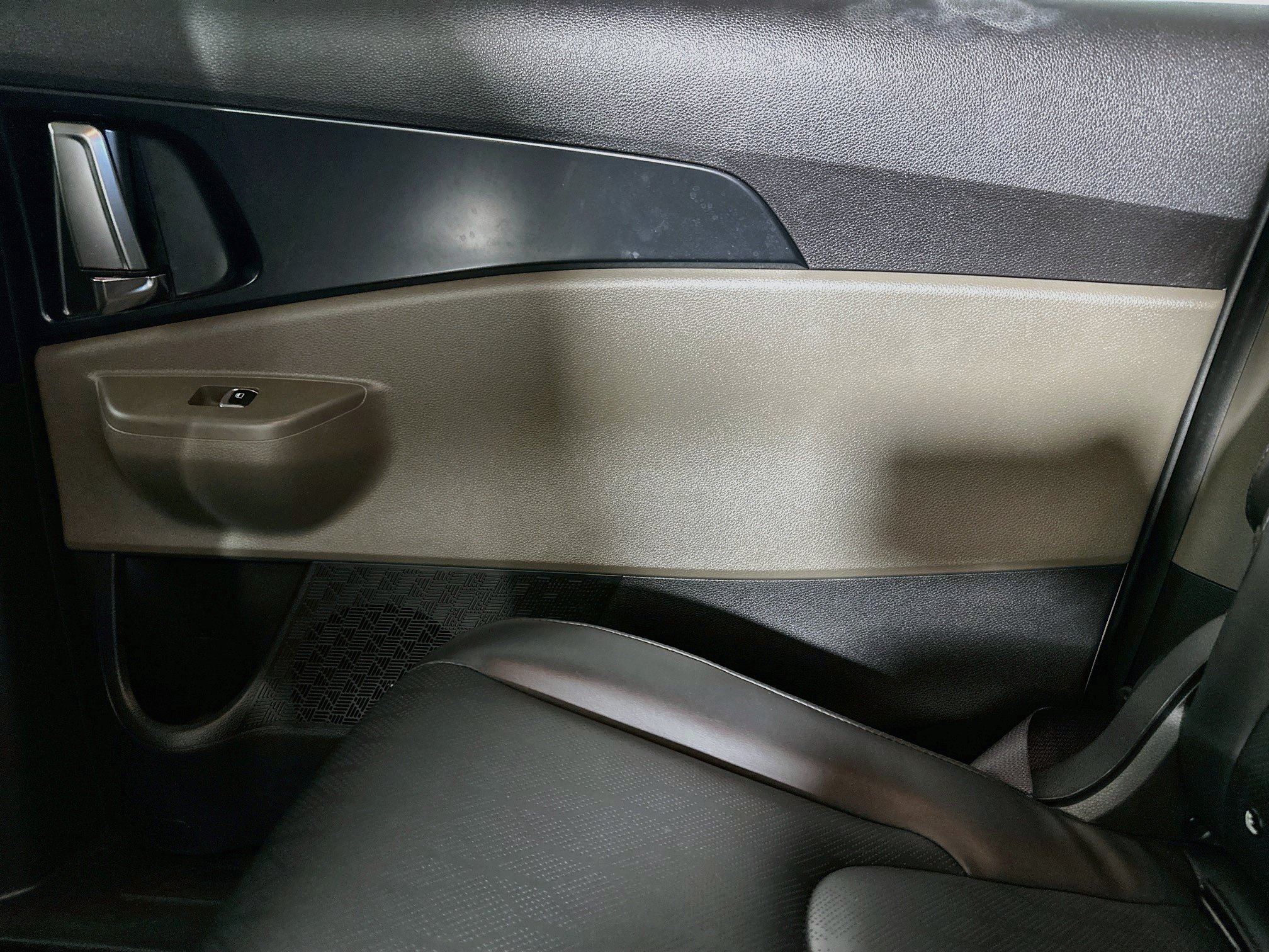 Used 2025 Kia Carnival FWD image 27