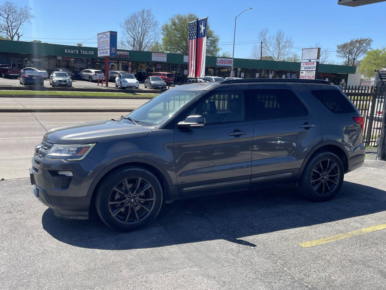 Used 2018 Ford Explorer XLT w/ Equipment Group 202A image 3
