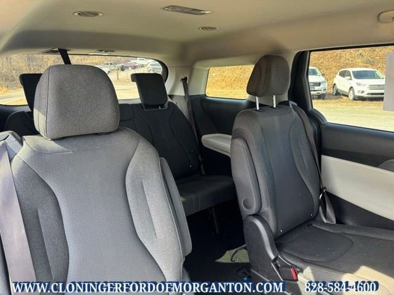 Used 2023 Kia Carnival LX image 16