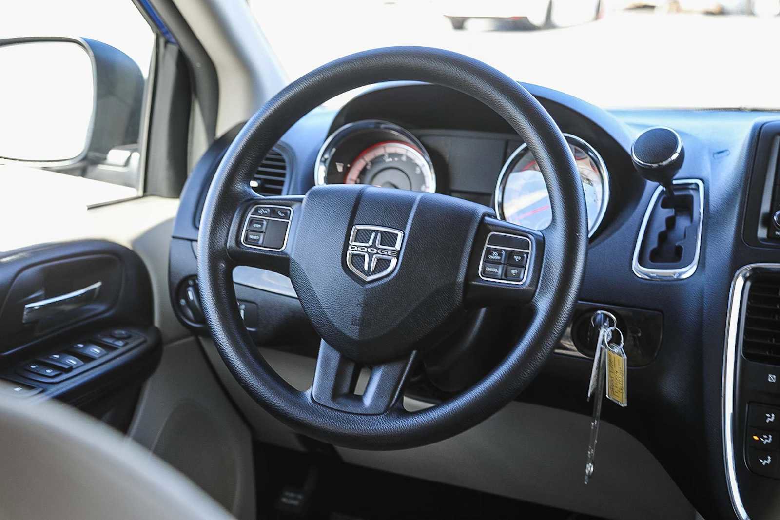 Used 2019 Dodge Grand Caravan SE w/ UConnect Hands-Free Group image 16