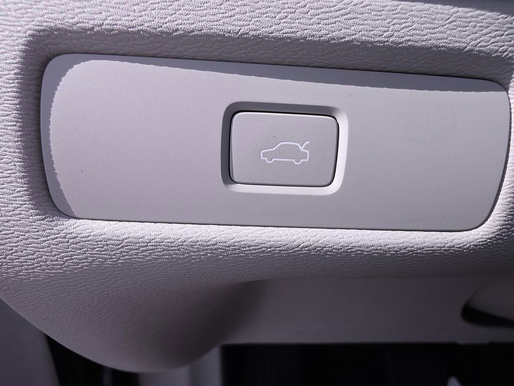 Used 2023 Volvo XC60 B5 Plus image 29