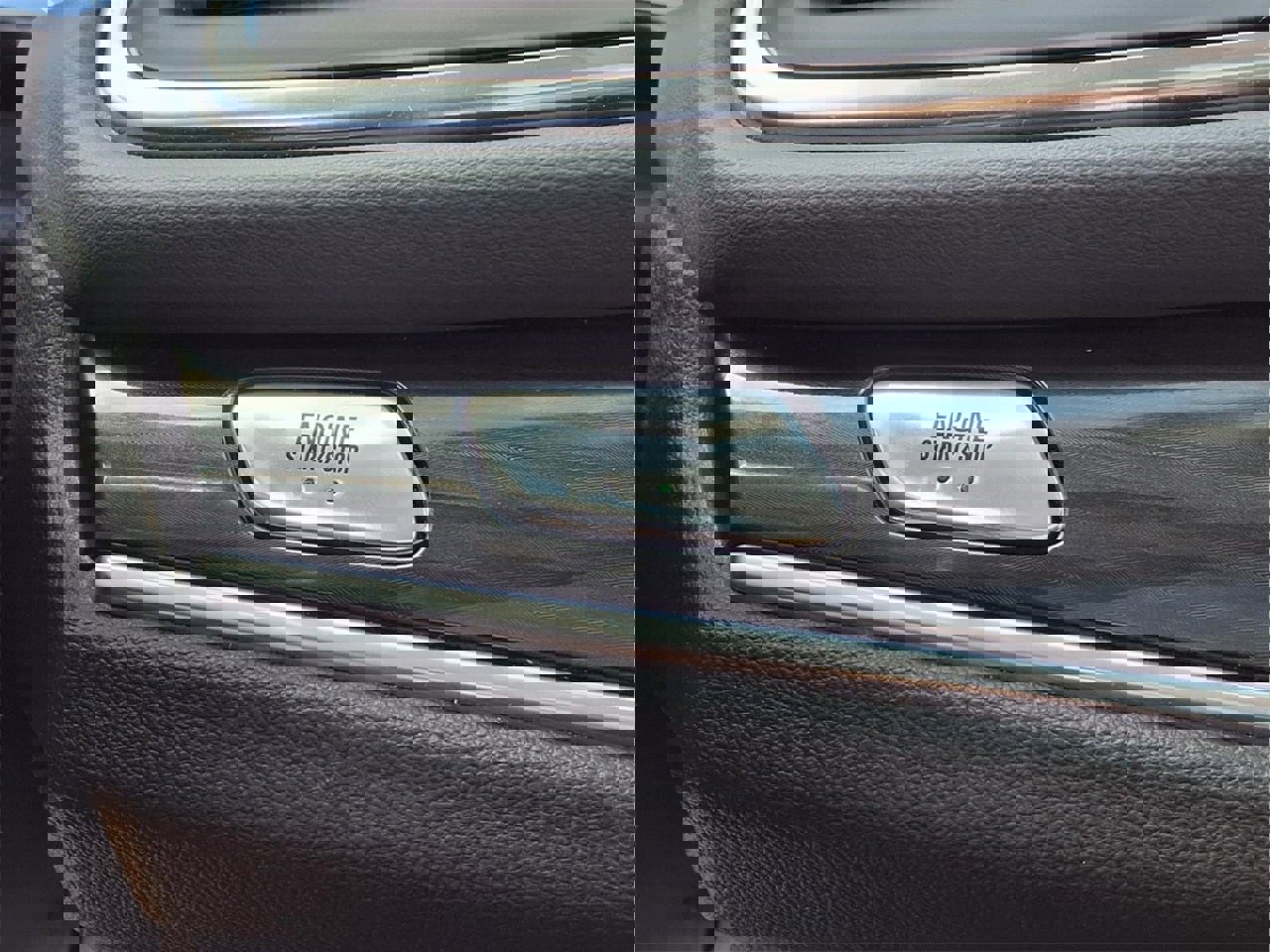 Used 2020 Buick Enclave Premium w/ Sun and Sites Package image 27