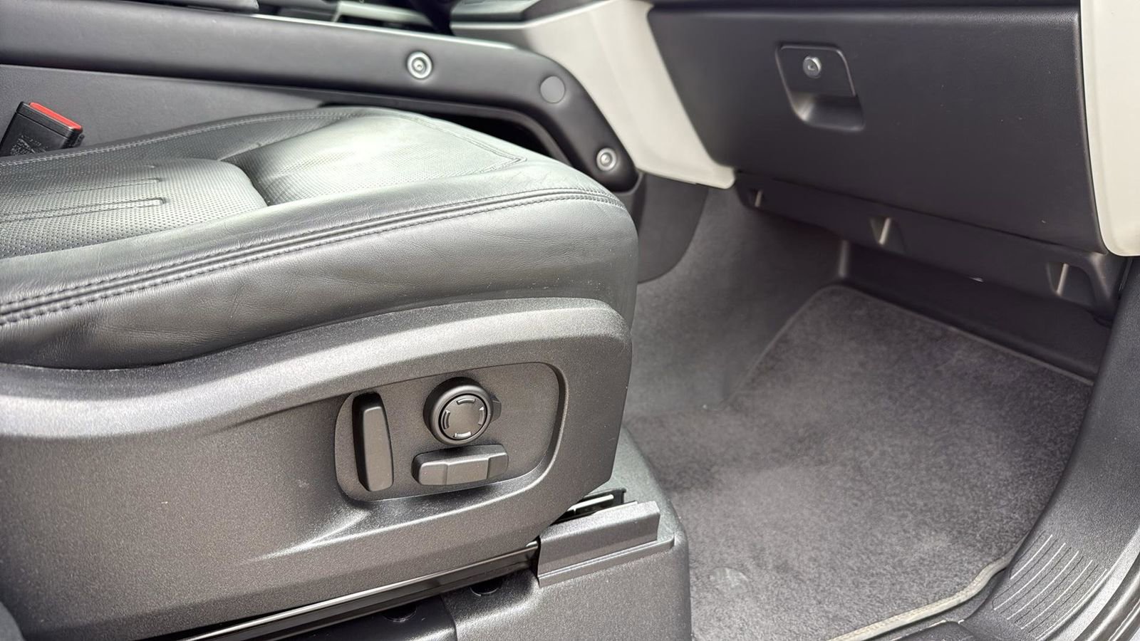 Used 2020 Land Rover Defender 110 First Edition image 24