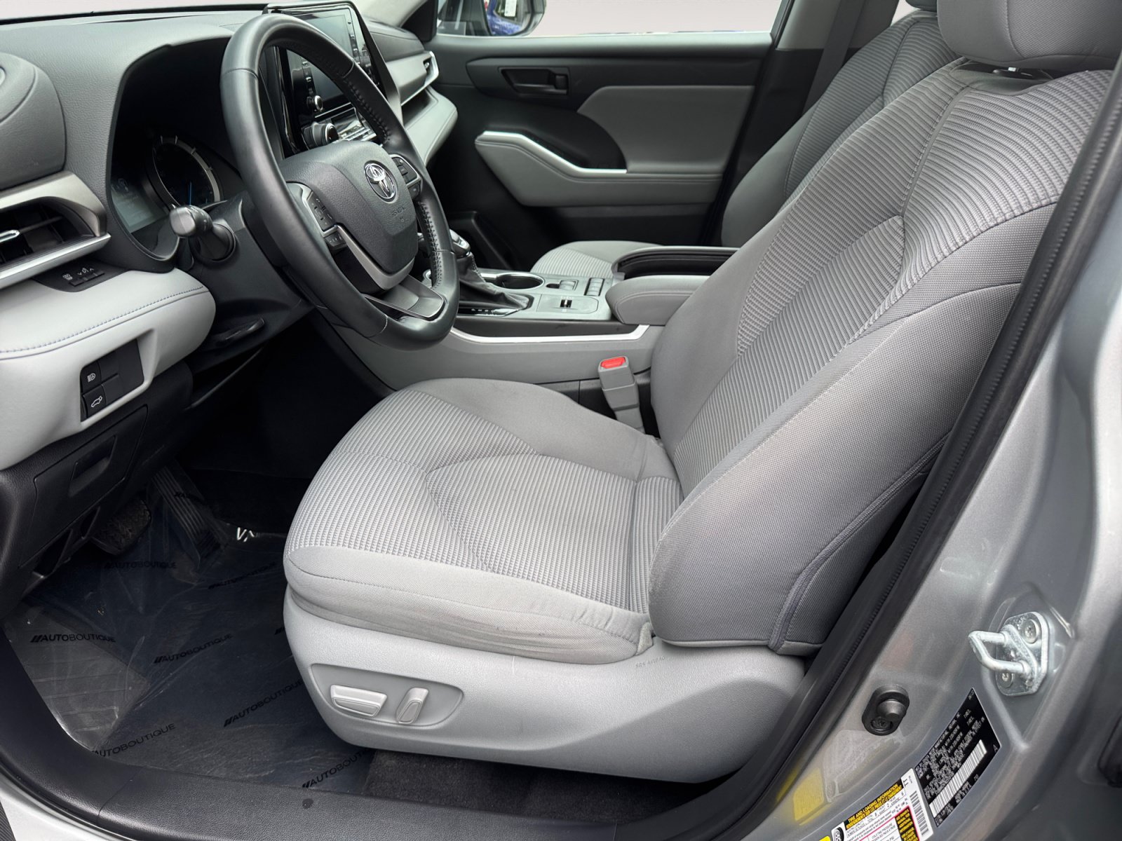 Used 2022 Toyota Highlander LE AWD/4WD image 9
