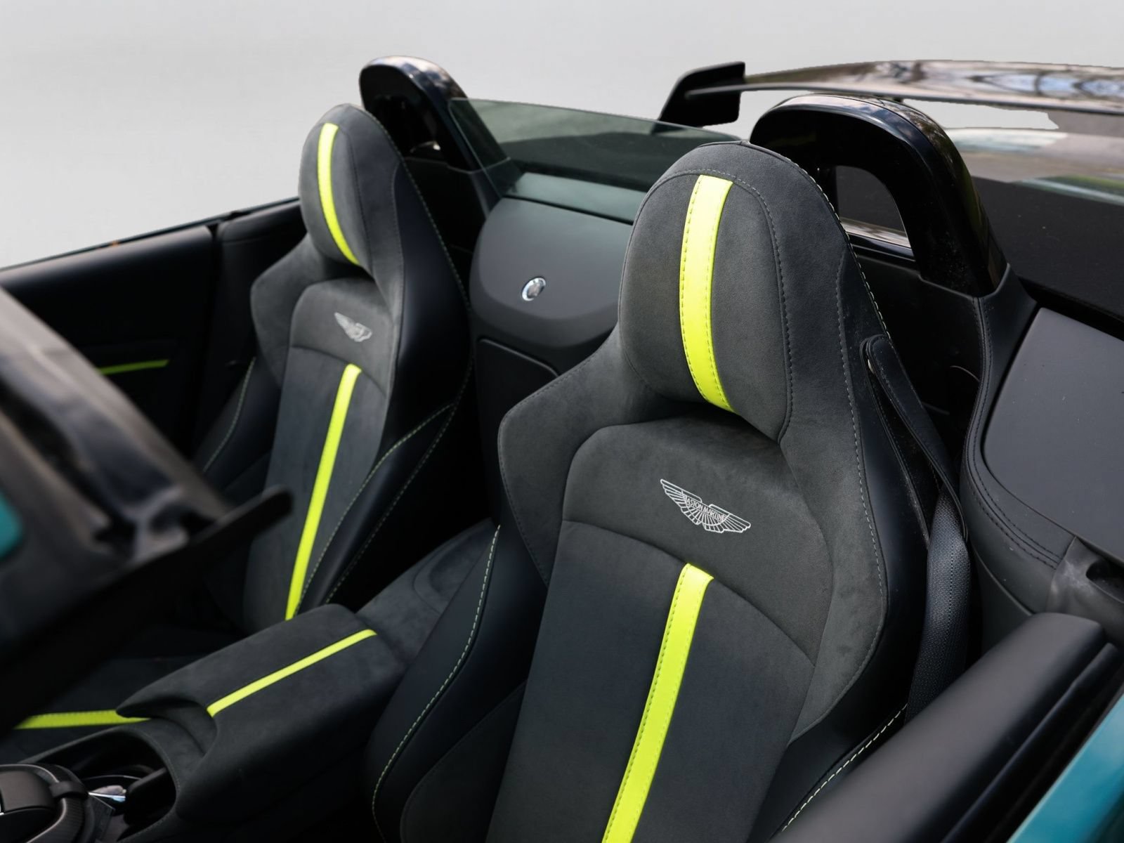Used 2023 Aston Martin V8 Vantage Roadster RWD image 19
