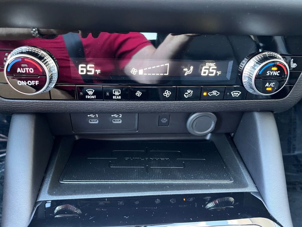 New 2025 Mitsubishi Outlander SE image 17