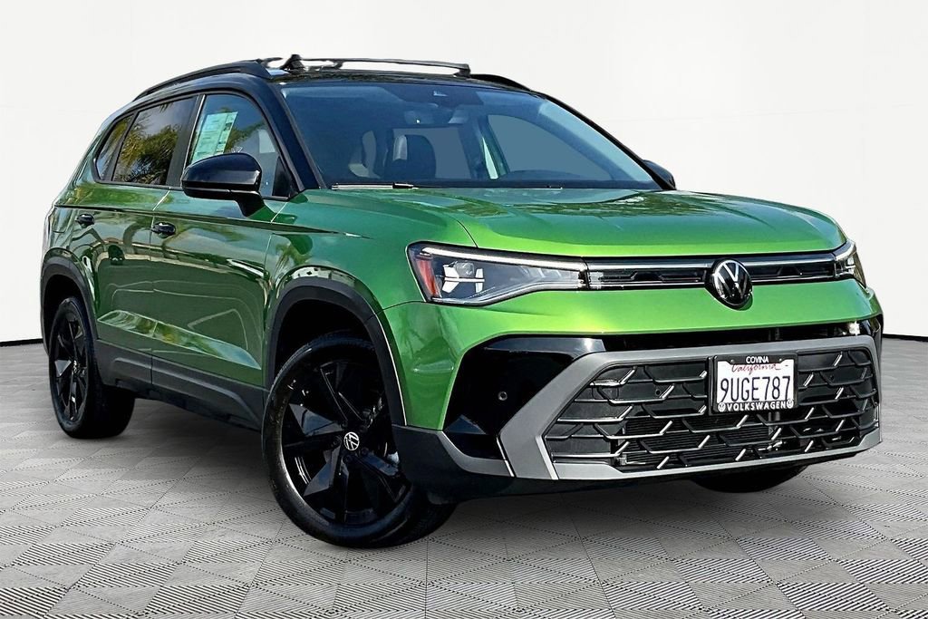 Used 2025 Volkswagen Taos SE image 1