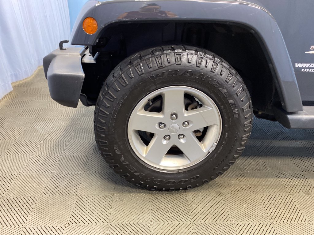 Certified 2017 Jeep Wrangler Unlimited Sahara w/ Connectivity Group AWD/4WD image 43